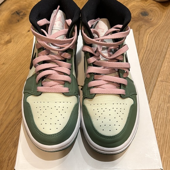 Never worn Jordan 1 Mid (Dutch Green) Women’s Sneaker - Size 8.5 - Picture 2 of 6